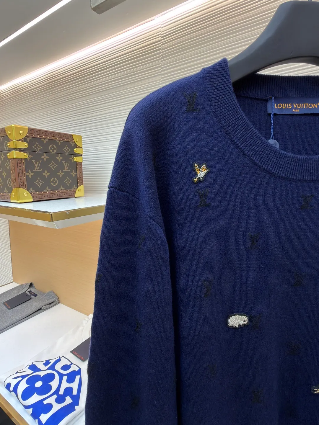 LOUIS VUITTON animal embroidered wool crew neck sweater ●Original version: purchased and developed by 18025 ●Item number: 1682089-B05 ●Fabric: wool blended fabric ●Technology: knitted embroidery production ●Color: navy blue ●Version: fitted version ●Weight: about 590 grams ●Size: XS-S-M-L ●Description: This Louis Vuitton navy blue sweater is made of ultra-fine merino wool blended yarn and is knitted by worsted knitting technology. It uses 16-needle high-density plain knitting technology to give the fabric a silky delicate touch and matte texture. The base of the body is also woven with a mini Monogram pattern using a same-color dark jacquard technology. The pattern is low-key and naturally blends with the wool texture. The decorative details embellished on the body are made of hand-made beading and metal veneer inlays. The veneer is aged by electroplating and enamel color-filled. Every decoration is hand-positioned and sewn by craftsmen to ensure firmness and a beautiful arrangement. The round neckline adopts double-needle overlock knitting technology, which is not easy to deform and fits the neck. The side seams and hem of the body use seamless splicing technology to reduce friction when wearing. The overall stitching is even and fine, fully demonstrating the brand's exquisite craftsmanship and detail control in the field of knitted garments. The overall wiring is straight and delicate, the fabric is comfortable and soft, and the color is consistent without color difference. It can be matched with the same style to create a fashionable look and control various occasions. Customized accessories, complete with three standards, same style for men and women!